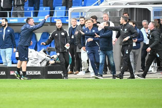 22.02.2025, xjhx, Fussball 2.Bundesliga, Karlsruher SC - 1.FC Magdeburg v.l. Tumult Rudelbildung nach der gelb-roten Karte für Baris Atik (1.FC Magdeburg) Co-Trainer Zlatan Bayramovic (Karlsruher SC KSC) Vierter Offizieller Schiedsrichter Martin Wilke (DFL DFB REGULATIONS PROHIBIT ANY USE OF PHOTOGRAPHS as IMAGE SEQUENCES and or QUASI-VIDEO) Karlsruhe