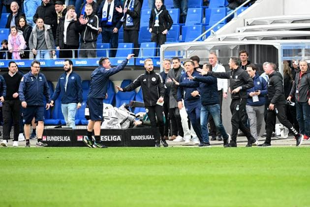 22.02.2025, xjhx, Fussball 2.Bundesliga, Karlsruher SC - 1.FC Magdeburg v.l. Tumult Rudelbildung nach der gelb-roten Karte für Baris Atik (1.FC Magdeburg) Co-Trainer Zlatan Bayramovic (Karlsruher SC KSC) Vierter Offizieller Schiedsrichter Martin Wilke (DFL DFB REGULATIONS PROHIBIT ANY USE OF PHOTOGRAPHS as IMAGE SEQUENCES and or QUASI-VIDEO) Karlsruhe