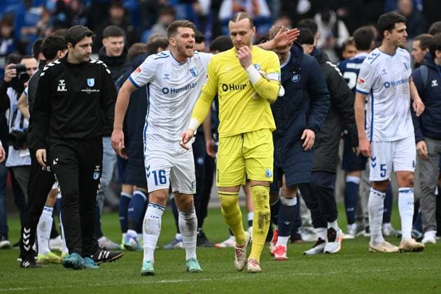 22.02.2025, xjhx, Fussball 2.Bundesliga, Karlsruher SC - 1.FC Magdeburg v.l. Marcu Mathisen (1.FC Magdeburg) Dominik Reimann (1.FC Magdeburg) Enttäuscht, traurig, frustriert (DFL DFB REGULATIONS PROHIBIT ANY USE OF PHOTOGRAPHS as IMAGE SEQUENCES and or QUASI-VIDEO) Karlsruhe
