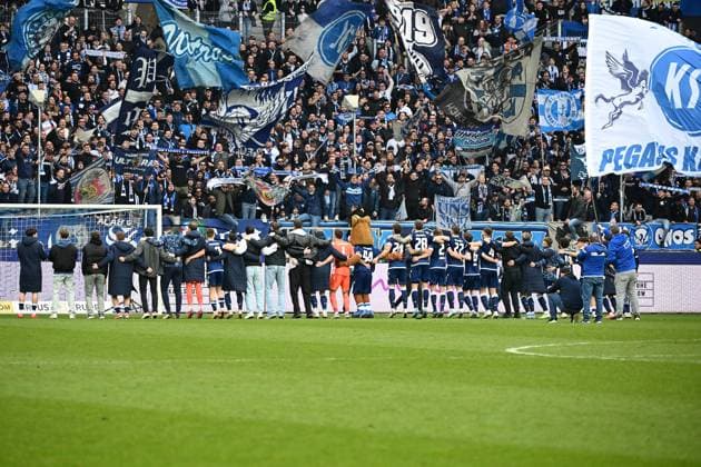 22.02.2025, xjhx, Fussball 2.Bundesliga, Karlsruher SC - 1.FC Magdeburg v.l. Jubel, Freude über den Sieg beim KSC (DFL DFB REGULATIONS PROHIBIT ANY USE OF PHOTOGRAPHS as IMAGE SEQUENCES and or QUASI-VIDEO) Karlsruhe