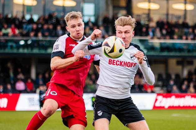 v.l. Lars Dietz (FC Viktoria Koeln 1904, 02), Eduard Probst (SC Verl, 17) GER, SC Verl vs. FC Viktoria Koeln 1904, Fussball, 3. Liga, 25. Spieltag, Spielzeit 2024 2025, 22.02.2025 DFL Regulations prohibit any use of photographers as image sequences and or quasi-video. GER, SC Verl vs. FC Viktoria Koeln 1904, Fussball, 3. Liga, 25. Spieltag, Spielzeit 2024 2025, 22.02.2025 Verl Copyright: xEibner-Pressefoto JanxRollingerx EP_JSK