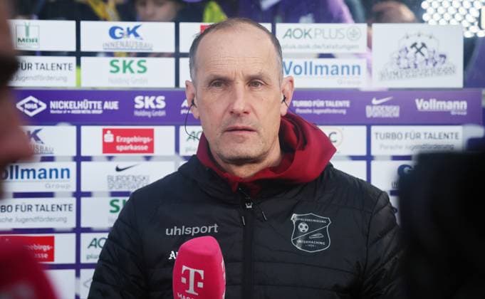 Aue, 22.02.2025, Erzgebirgsstadion, Fußball, 3.Liga, 25.Spieltag , FC Erzgebirge Aue vs. SpVgg Unterhaching , Im Bild; Trainer Heiko Herrlich, SpVgg Unterhaching . , Nur für journalistische Zwecke. Only for editorial use! , DFB regulations prohibit any use of photographs as image sequences and or quasi-video. ,