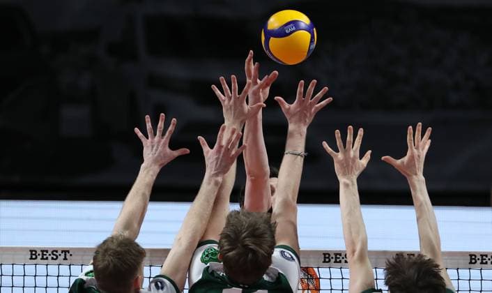 Jake Hanes im Angriff, Anton Jung, Karl Klehm, Lorenz Rudolf Zweikampf Spielszene Aktion Symbolbild Volleyball Bundesliga Herren Saison 2024 2025 22.02.2025 BR Volleys Berlin BRV vs FW 1844 Freiburg
