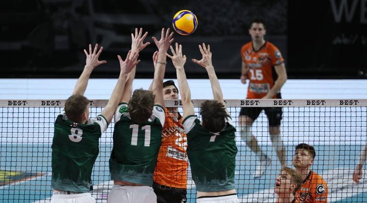 Jake Hanes im Angriff, Anton Jung, Karl Klehm, Lorenz Rudolf Zweikampf Spielszene Aktion Symbolbild Volleyball Bundesliga Herren Saison 2024 2025 22.02.2025 BR Volleys Berlin BRV vs FW 1844 Freiburg