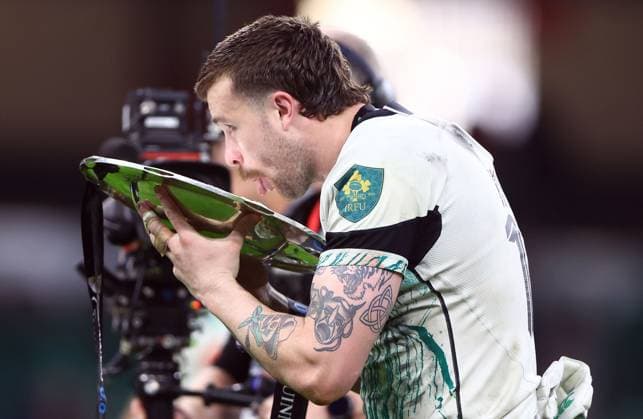 Bilder des Jahres 2025, Sport 02 Februar Sport Themen der Woche KW08 Sport Bilder des Tages Mack Hansen of Ireland celebrates with the triple crown trophy at full time Wales v Ireland, Guinness Men s Six Nations Championship, Rugby Union, Principality Stadium, Cardiff, Wales, UK - 22 Feb 2025 EDITORIAL USE ONLY No use with unauthorised audio, video, data, fixture lists, club league logos or live services. Online in-match use limited to 120 images, no video emulation. No use in betting, games or single club league player publications.  Copyright: xKieranxMcManus Shutterstockx 15162288ar