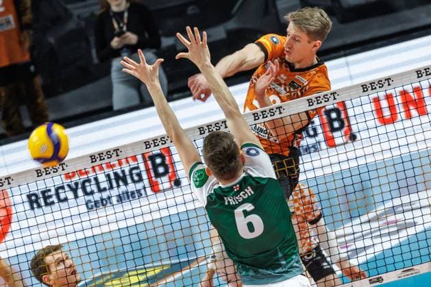 22.02.25, Berlin, Volleyball: 1.Bundesliga, Maenner, 20. Spieltag, BR Volleys - FT 1844 Freiburg, Max-Schmeling-Halle. Berlins Florian Krage spielt den Ball ueber das Netz. BR Volleys - FT 1844 Freiburg