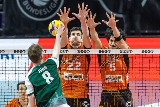 22.02.25, Berlin, Volleyball: 1.Bundesliga, Maenner, 20. Spieltag, BR Volleys - FT 1844 Freiburg, Max-Schmeling-Halle. Berlins Jake Hanes und Berlins Nehemiah Mote blocken den Ball von Anton Jung von FT 1844 Freiburg. BR Volleys - FT 1844 Freiburg