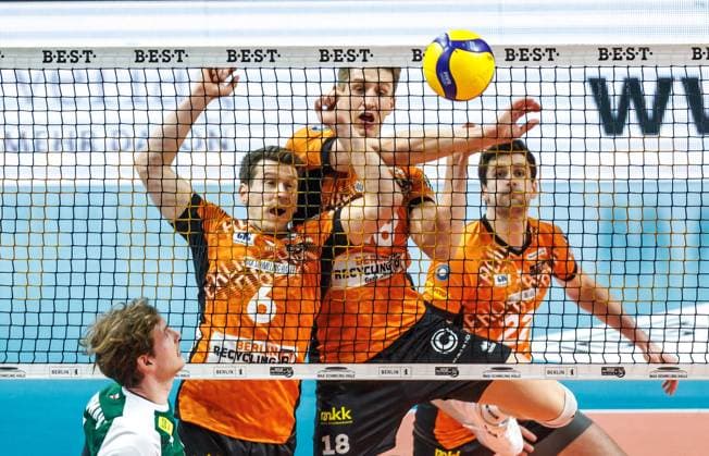 Sport Bilder des Tages 22.02.25, Berlin, Volleyball: 1.Bundesliga, Maenner, 20. Spieltag, BR Volleys - FT 1844 Freiburg, Max-Schmeling-Halle. Berlins Johannes Tille, Berlins Florian Krage und Berlins Jake Hanes blocken den Ball erfolgreich ab. BR Volleys - FT 1844 Freiburg