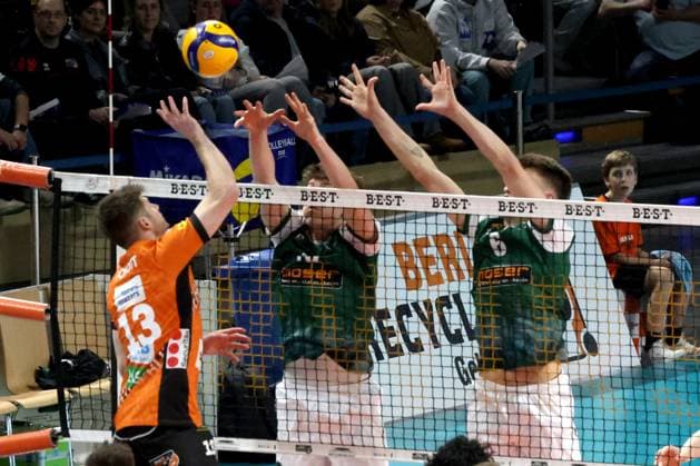 DEU, DVV, 1.VBL, BR Volleys vs. FT 1844 Freiburg, 22.02.2025, Max-Schmeling-Halle, Berlin, DEU, DVV, 1.VBL, BR Volleys vs. FT 1844 Freiburg, im Bild Ruben Schott (BR Volleys 13), Marco Frohberg (FT 1844 Freiburg 10), Frederik Frisch (FT 1844 Freiburg 6) Foto: Juergen Engler nordphoto GmbH