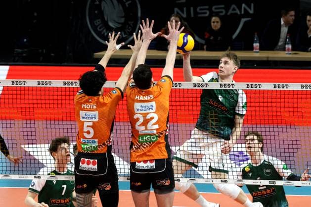 DEU, DVV, 1.VBL, BR Volleys vs. FT 1844 Freiburg, 22.02.2025, Max-Schmeling-Halle, Berlin, DEU, DVV, 1.VBL, BR Volleys vs. FT 1844 Freiburg, im Bild Neheimjah Mote (BR Volleys 5), Jake Hanes (BR Volleys 22), Anton Jung (FT 1844 Freiburg 8) Foto: Juergen Engler nordphoto GmbH