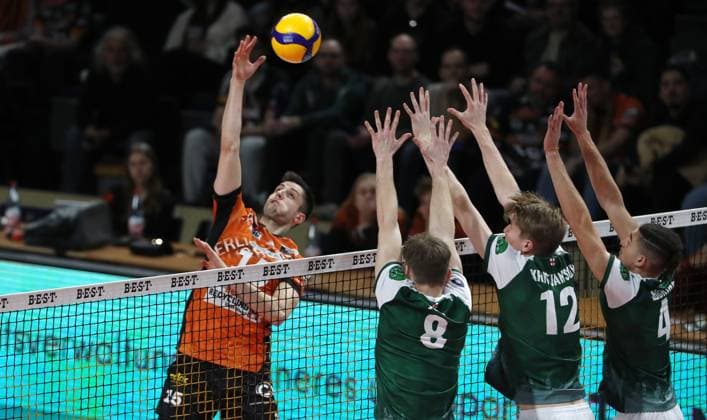 Moritz Reichert im Angriff, Anton Jung, Ian Parish, Kevin Kobrine Zweikampf Spielszene Aktion Volleyball Bundesliga Herren Saison 2024 2025 22.02.2025 BR Volleys Berlin BRV vs FW 1844 Freiburg