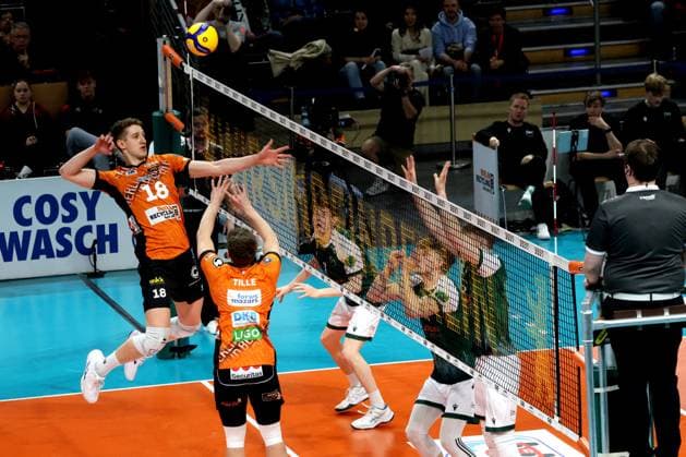 DEU, DVV, 1.VBL, BR Volleys vs. FT 1844 Freiburg, 22.02.2025, Max-Schmeling-Halle, Berlin, DEU, DVV, 1.VBL, BR Volleys vs. FT 1844 Freiburg, im Bild Florian Krage (BR Volleys 18), Johannes Tille (BR Volleys 6) Foto: Juergen Engler nordphoto GmbH