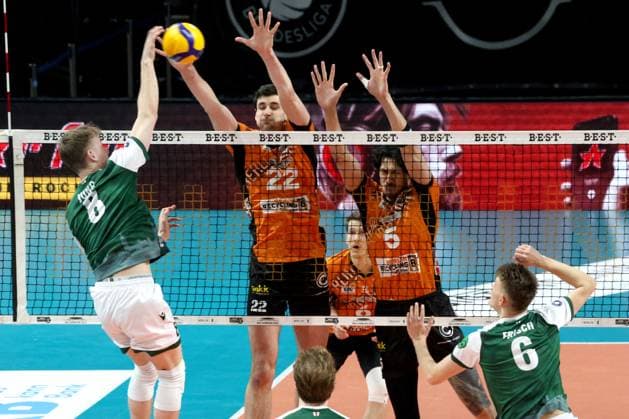 DEU, DVV, 1.VBL, BR Volleys vs. FT 1844 Freiburg, 22.02.2025, Max-Schmeling-Halle, Berlin, DEU, DVV, 1.VBL, BR Volleys vs. FT 1844 Freiburg, im Bild Jake Hanes (BR Volleys 22), Neheimjah Mote (BR Volleys 5), Anton Jung (FT 1844 Freiburg 8) Foto: Juergen Engler nordphoto GmbH