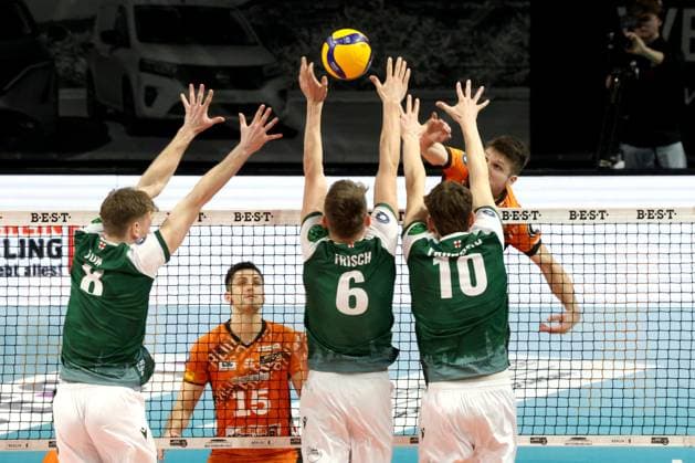 DEU, DVV, 1.VBL, BR Volleys vs. FT 1844 Freiburg, 22.02.2025, Max-Schmeling-Halle, Berlin, DEU, DVV, 1.VBL, BR Volleys vs. FT 1844 Freiburg, im Bild Ruben Schott (BR Volleys 13), Anton Jung (FT 1844 Freiburg 8), Frederik Frisch (FT 1844 Freiburg 6), Marco Frohberg (FT 1844 Freiburg 10) Foto: Juergen Engler nordphoto GmbH
