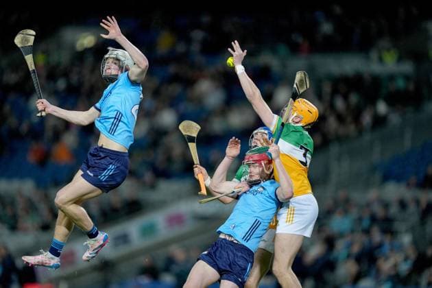 Bilder des Jahres 2025, Sport 02 Februar Sport Themen der Woche KW08 Sport Bilder des Tages Allianz Hurling League Division 1B, Croke Park, Dublin 22 2 2025 Dublin vs Offaly Ciaran Burke of Offaly comes up against Jack Lambert of Dublin and David Purcell of Dublin Ciaran Burke comes up against Jack Lambert and David Purcell 22 2 2025  Copyright: x INPHO JamesxLawlorx 3858