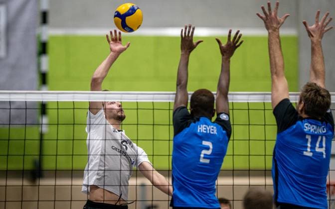 Volleyball, Saison 2024 2025, 2. Bundesliga Nord, 22.02.2025, 18. Spieltag, Herren, TuB Bocholt (weiss) vs. PSV Neustrelitz (blau) v.l.: Ben Stoverink (TuB Bocholt), Jordan Heyer (PSV Neustrelitz), Paul Sprung (PSV Neustrelitz), Bocholt Sporthalle West Nordrhein-Westfalen Deutschland