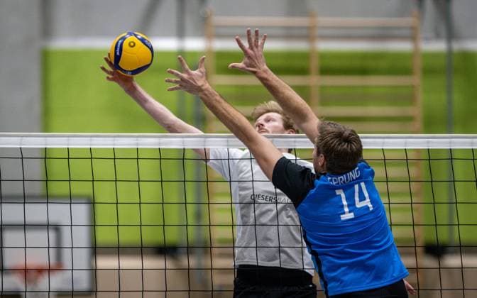Volleyball, Saison 2024 2025, 2. Bundesliga Nord, 22.02.2025, 18. Spieltag, Herren, TuB Bocholt (weiss) vs. PSV Neustrelitz (blau) v.l.: Thomas Wittkowski (TuB Bocholt), Paul Sprung (PSV Neustrelitz), Bocholt Sporthalle West Nordrhein-Westfalen Deutschland