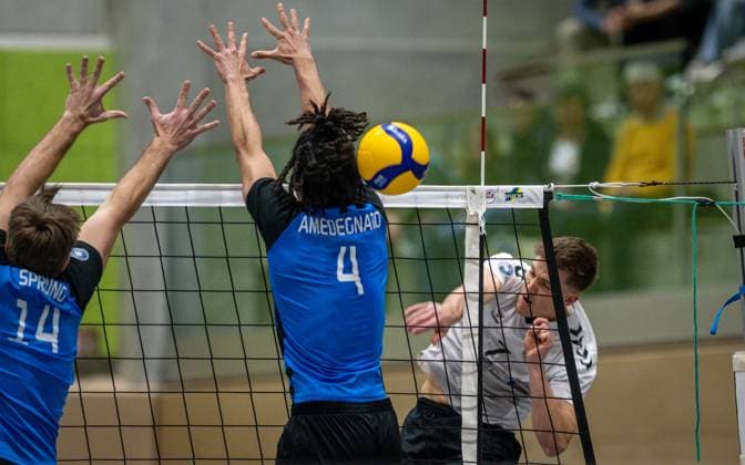 Volleyball, Saison 2024 2025, 2. Bundesliga Nord, 22.02.2025, 18. Spieltag, Herren, TuB Bocholt (weiss) vs. PSV Neustrelitz (blau) v.l.: Paul Sprung (PSV Neustrelitz), Novissi Felix Amedegnato (PSV Neustrelitz), Luis Kubo (TuB Bocholt), Bocholt Sporthalle West Nordrhein-Westfalen Deutschland