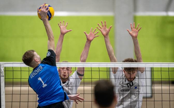 Volleyball, Saison 2024 2025, 2. Bundesliga Nord, 22.02.2025, 18. Spieltag, Herren, TuB Bocholt (weiss) vs. PSV Neustrelitz (blau) v.l.: Jesco Genzmer (PSV Neustrelitz), Noah van Dam (TuB Bocholt), Tom Doerpinghaus (TuB Bocholt), Bocholt Sporthalle West Nordrhein-Westfalen Deutschland