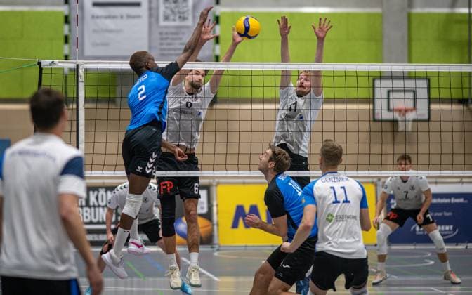 Volleyball, Saison 2024 2025, 2. Bundesliga Nord, 22.02.2025, 18. Spieltag, Herren, TuB Bocholt (weiss) vs. PSV Neustrelitz (blau) v.l.: Jordan Heyer (PSV Neustrelitz), Ben Stoverink (TuB Bocholt), Thomas Wittkowski (TuB Bocholt), Paul Sprung (PSV Neustrelitz), Jacob Genzmer (Libero PSV Neustrelitz), Bocholt Sporthalle West Nordrhein-Westfalen Deutschland