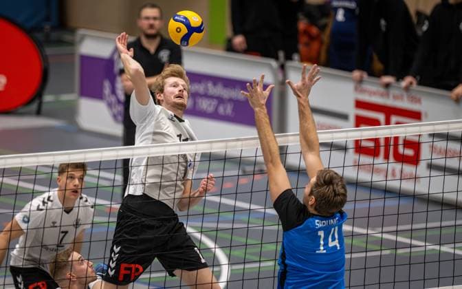 Volleyball, Saison 2024 2025, 2. Bundesliga Nord, 22.02.2025, 18. Spieltag, Herren, TuB Bocholt (weiss) vs. PSV Neustrelitz (blau) v.l.: Thomas Wittkowski (TuB Bocholt), Paul Sprung (PSV Neustrelitz), Bocholt Sporthalle West Nordrhein-Westfalen Deutschland