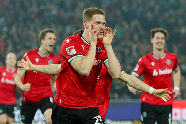 Marcel Halstenberg (Hannover 96) bejubelt seinen Treffer zum 1:0, 2. Bundesliga, Hannover 96 vs SC Paderborn 07, Heinz von Heiden Arena am 22. February 2025 in Hannover, Deutschland. (Foto von Marco Steinbrenner DeFodi Images) Marcel Halstenberg (Hannover 96) celebrates after scoring his teams first goal, 2. Bundesliga, Hannover 96 vs SC Paderborn 07, Heinz von Heiden Arena, February 22, 2025 in Hanover, Germany. (Photo by Marco Steinbrenner DeFodi Images) DFB DFL REGULATIONS PROHIBIT ANY USE OF PHOTOGRAPHS AS IMAGE SEQUENCES AND OR QUASI-VIDEO.