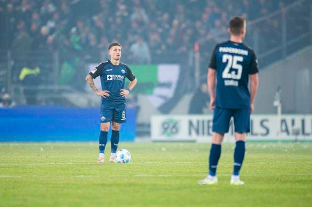 22.02.2025 - Fußball, 2024 2025, 2. Bundesliga, 21. Spieltag, Hannover 96 - SC Paderborn 07: (L-R) Marvin Mehlem (Paderborn), Tjark Scheller (Paderborn) DFL REGULATIONS PROHIBIT ANY USE OF PHOTOGRAPHS AS IMAGE SEQUENCES AND OR QUASI-VIDEO. Hannover Niedersachsen Deutschland Heinz von Heiden Arena