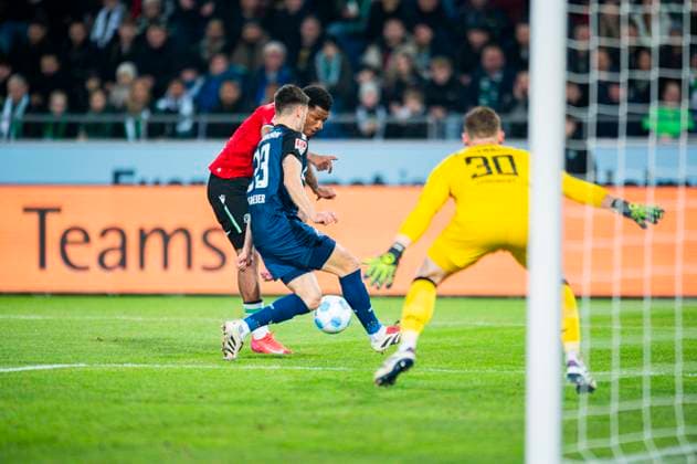 22.02.2025 - Fußball, 2024 2025, 2. Bundesliga, 21. Spieltag, Hannover 96 - SC Paderborn 07: (L-R) Jessic Ngankam (Hannover), Raphael Obermair (Paderborn), Markus Schubert (Paderborn) DFL REGULATIONS PROHIBIT ANY USE OF PHOTOGRAPHS AS IMAGE SEQUENCES AND OR QUASI-VIDEO. Hannover Niedersachsen Deutschland Heinz von Heiden Arena