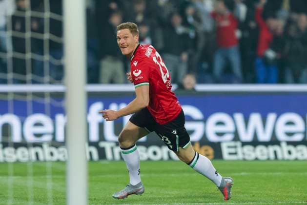 Marcel Halstenberg (Hannover 96) bejubelt seinen Treffer zum 1:0, 2. Bundesliga, Hannover 96 vs SC Paderborn 07, Heinz von Heiden Arena am 22. February 2025 in Hannover, Deutschland. (Foto von Marco Steinbrenner DeFodi Images) Marcel Halstenberg (Hannover 96) celebrates after scoring his teams first goal, 2. Bundesliga, Hannover 96 vs SC Paderborn 07, Heinz von Heiden Arena, February 22, 2025 in Hanover, Germany. (Photo by Marco Steinbrenner DeFodi Images) DFB DFL REGULATIONS PROHIBIT ANY USE OF PHOTOGRAPHS AS IMAGE SEQUENCES AND OR QUASI-VIDEO.