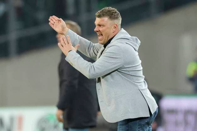 Trainer Lukas Kwasniok (SC Paderborn 07) gestikuliert, 2. Bundesliga, Hannover 96 vs SC Paderborn 07, Heinz von Heiden Arena am 22. February 2025 in Hannover, Deutschland. (Foto von Marco Steinbrenner DeFodi Images) Trainer Lukas Kwasniok (SC Paderborn 07) gestures, 2. Bundesliga, Hannover 96 vs SC Paderborn 07, Heinz von Heiden Arena, February 22, 2025 in Hanover, Germany. (Photo by Marco Steinbrenner DeFodi Images) DFB DFL REGULATIONS PROHIBIT ANY USE OF PHOTOGRAPHS AS IMAGE SEQUENCES AND OR QUASI-VIDEO.