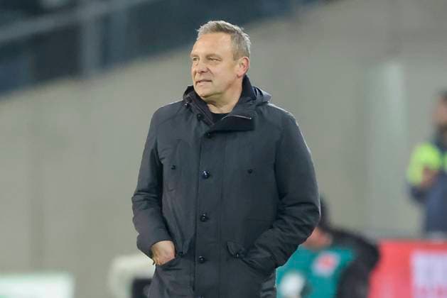 Trainer Andre Breitenreiter (Hannover 96) schaut, 2. Bundesliga, Hannover 96 vs SC Paderborn 07, Heinz von Heiden Arena am 22. February 2025 in Hannover, Deutschland. (Foto von Marco Steinbrenner DeFodi Images) Trainer Andre Breitenreiter (Hannover 96) looks on, 2. Bundesliga, Hannover 96 vs SC Paderborn 07, Heinz von Heiden Arena, February 22, 2025 in Hanover, Germany. (Photo by Marco Steinbrenner DeFodi Images) DFB DFL REGULATIONS PROHIBIT ANY USE OF PHOTOGRAPHS AS IMAGE SEQUENCES AND OR QUASI-VIDEO.