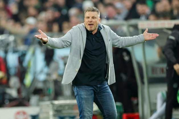 Trainer Lukas Kwasniok (SC Paderborn 07) gestikuliert, 2. Bundesliga, Hannover 96 vs SC Paderborn 07, Heinz von Heiden Arena am 22. February 2025 in Hannover, Deutschland. (Foto von Marco Steinbrenner DeFodi Images) Trainer Lukas Kwasniok (SC Paderborn 07) gestures, 2. Bundesliga, Hannover 96 vs SC Paderborn 07, Heinz von Heiden Arena, February 22, 2025 in Hanover, Germany. (Photo by Marco Steinbrenner DeFodi Images) DFB DFL REGULATIONS PROHIBIT ANY USE OF PHOTOGRAPHS AS IMAGE SEQUENCES AND OR QUASI-VIDEO.
