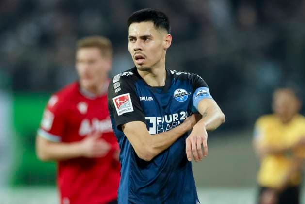 Raphael Obermair (SC Paderborn 07) schaut, 2. Bundesliga, Hannover 96 vs SC Paderborn 07, Heinz von Heiden Arena am 22. February 2025 in Hannover, Deutschland. (Foto von Marco Steinbrenner DeFodi Images) Raphael Obermair (SC Paderborn 07) looks on, 2. Bundesliga, Hannover 96 vs SC Paderborn 07, Heinz von Heiden Arena, February 22, 2025 in Hanover, Germany. (Photo by Marco Steinbrenner DeFodi Images) DFB DFL REGULATIONS PROHIBIT ANY USE OF PHOTOGRAPHS AS IMAGE SEQUENCES AND OR QUASI-VIDEO.