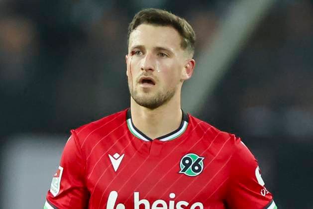 Sport Bilder des Tages Enzo Leopold (Hannover 96) hat nach einer Verletzung Blut im Gesicht, 2. Bundesliga, Hannover 96 vs SC Paderborn 07, Heinz von Heiden Arena am 22. February 2025 in Hannover, Deutschland. (Foto von Marco Steinbrenner DeFodi Images) Enzo Leopold (Hannover 96) has blood on his face after an injury, 2. Bundesliga, Hannover 96 vs SC Paderborn 07, Heinz von Heiden Arena, February 22, 2025 in Hanover, Germany. (Photo by Marco Steinbrenner DeFodi Images) DFB DFL REGULATIONS PROHIBIT ANY USE OF PHOTOGRAPHS AS IMAGE SEQUENCES AND OR QUASI-VIDEO.