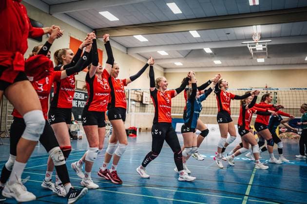 Volleyball Frauen Saison 2024 2025 2. Volleyball Bundesliga Frauen Pro ETV Hamburg vs. Allbau Volleys Essen 22.02.2025 Laola nach dem Sieg des ETV Hamburg Lokstedter Steindamm 52 Hamburg Deutschland