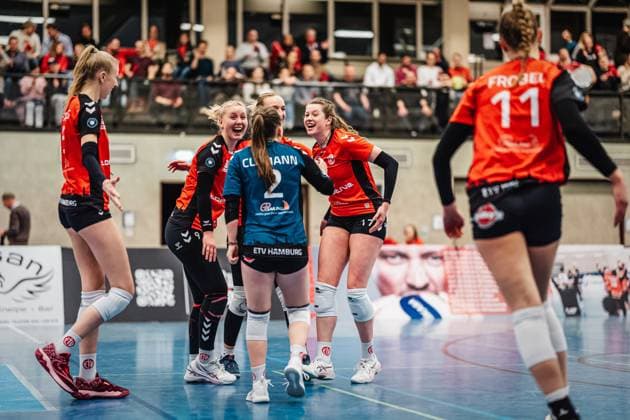 Volleyball Frauen Saison 2024 2025 2. Volleyball Bundesliga Frauen Pro ETV Hamburg vs. Allbau Volleys Essen 22.02.2025 Jubel beim ETV, in der Mitte Luise Klein ( 9, ETV Hamburg) und Louisa Krams ( 17, ETV Hamburg) Hamburg Lokstedter Steindamm 52 Hamburg Deutschland