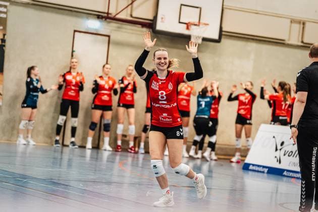 Volleyball Frauen Saison 2024 2025 2. Volleyball Bundesliga Frauen Pro ETV Hamburg vs. Allbau Volleys Essen 22.02.2025 Zoe Konjer ( 8, ETV Hamburg) beim Einlauf Hamburg Lokstedter Steindamm 52 Hamburg Deutschland