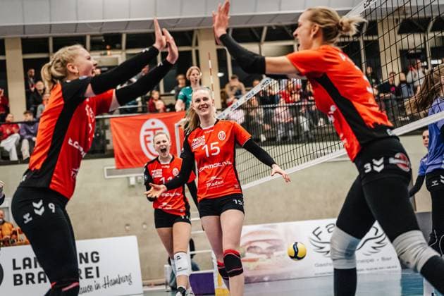 Sport Bilder des Tages Volleyball Frauen Saison 2024 2025 2. Volleyball Bundesliga Frauen Pro ETV Hamburg vs. Allbau Volleys Essen 22.02.2025 Jubel beim ETV, in der Mitte Alexa Sophie Thaden ( 15, ETV Hamburg) Hamburg Lokstedter Steindamm 52 Hamburg Deutschland
