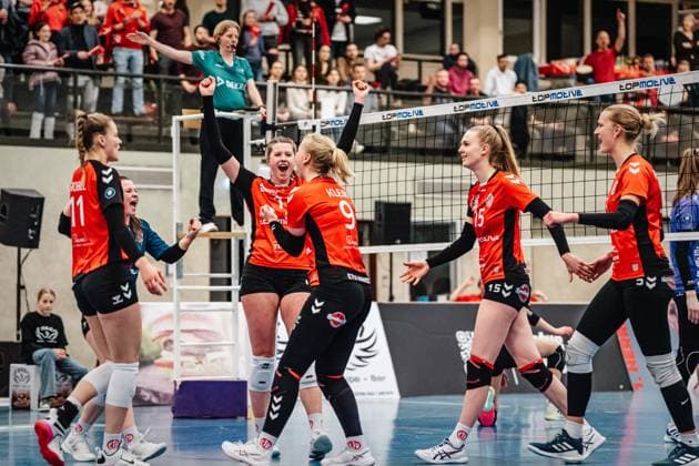 Volleyball Frauen Saison 2024 2025 2. Volleyball Bundesliga Frauen Pro ETV Hamburg vs. Allbau Volleys Essen 22.02.2025 Jubel beim ETV, in der Mitte Louisa Krams ( 17, ETV Hamburg) Hamburg Lokstedter Steindamm 52 Hamburg Deutschland