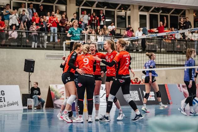 Volleyball Frauen Saison 2024 2025 2. Volleyball Bundesliga Frauen Pro ETV Hamburg vs. Allbau Volleys Essen 22.02.2025 Jubel beim ETV, in der Mitte Louisa Krams ( 17, ETV Hamburg) Hamburg Lokstedter Steindamm 52 Hamburg Deutschland