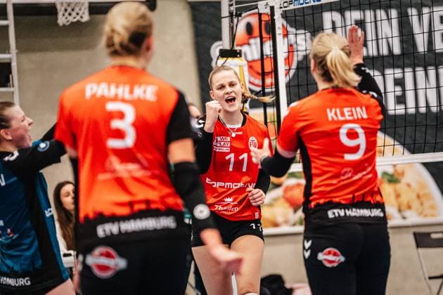 Volleyball Frauen Saison 2024 2025 2. Volleyball Bundesliga Frauen Pro ETV Hamburg vs. Allbau Volleys Essen 22.02.2025 Jubel beim ETV, in der Mitte Svea Frobel ( 11, ETV Hamburg) Hamburg Lokstedter Steindamm 52 Hamburg Deutschland
