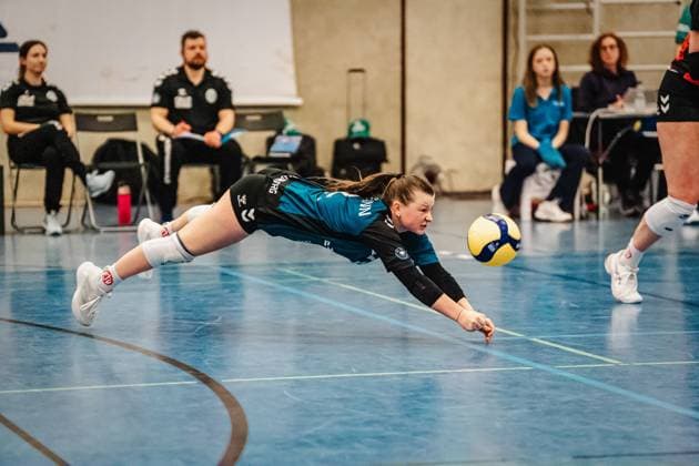 Volleyball Frauen Saison 2024 2025 2. Volleyball Bundesliga Frauen Pro ETV Hamburg vs. Allbau Volleys Essen 22.02.2025 Feli Anne Clemann ( 2, ETV Hamburg) springt nach dem Ball Hamburg Lokstedter Steindamm 52 Hamburg Deutschland