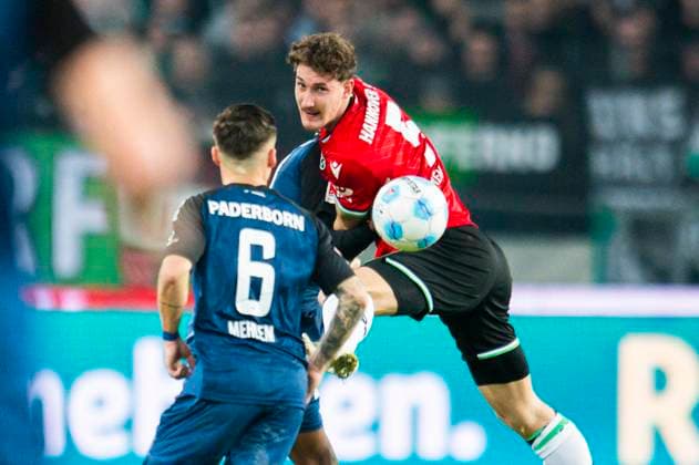 22.02.2025 - Fußball, 2024 2025, 2. Bundesliga, 21. Spieltag, Hannover 96 - SC Paderborn 07: (L-R) Marvin Mehlem (Paderborn), Phil Neumann (Hannover) DFL REGULATIONS PROHIBIT ANY USE OF PHOTOGRAPHS AS IMAGE SEQUENCES AND OR QUASI-VIDEO. Hannover Niedersachsen Deutschland Heinz von Heiden Arena