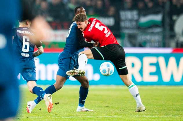 22.02.2025 - Fußball, 2024 2025, 2. Bundesliga, 21. Spieltag, Hannover 96 - SC Paderborn 07: (L-R) Ilyas Ansah (Paderborn), Phil Neumann (Hannover) DFL REGULATIONS PROHIBIT ANY USE OF PHOTOGRAPHS AS IMAGE SEQUENCES AND OR QUASI-VIDEO. Hannover Niedersachsen Deutschland Heinz von Heiden Arena