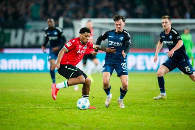 22.02.2025 - Fußball, 2024 2025, 2. Bundesliga, 21. Spieltag, Hannover 96 - SC Paderborn 07: (L-R) Jessic Ngankam (Hannover), Aaron Zehnter (Paderborn), Tjark Scheller (Paderborn) DFL REGULATIONS PROHIBIT ANY USE OF PHOTOGRAPHS AS IMAGE SEQUENCES AND OR QUASI-VIDEO. Hannover Niedersachsen Deutschland Heinz von Heiden Arena