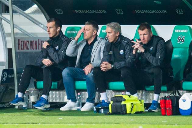 22.02.2025 - Fußball, 2024 2025, 2. Bundesliga, 21. Spieltag, Hannover 96 - SC Paderborn 07: (2L) Lukas Kwasniok (Trainer - Paderborn) auf der Ersatzbank, Auswechselbank DFL REGULATIONS PROHIBIT ANY USE OF PHOTOGRAPHS AS IMAGE SEQUENCES AND OR QUASI-VIDEO. Hannover Niedersachsen Deutschland Heinz von Heiden Arena