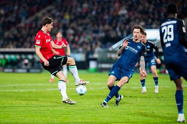 22.02.2025 - Fußball, 2024 2025, 2. Bundesliga, 21. Spieltag, Hannover 96 - SC Paderborn 07: (L-R) Phil Neumann (Hannover), Calvin Brackelmann (Paderborn) DFL REGULATIONS PROHIBIT ANY USE OF PHOTOGRAPHS AS IMAGE SEQUENCES AND OR QUASI-VIDEO. Hannover Niedersachsen Deutschland Heinz von Heiden Arena