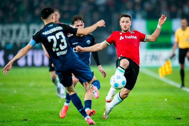 22.02.2025 - Fußball, 2024 2025, 2. Bundesliga, 21. Spieltag, Hannover 96 - SC Paderborn 07: (L-R) Raphael Obermair (Paderborn), Enzo Leopold (Hannover) DFL REGULATIONS PROHIBIT ANY USE OF PHOTOGRAPHS AS IMAGE SEQUENCES AND OR QUASI-VIDEO. Hannover Niedersachsen Deutschland Heinz von Heiden Arena