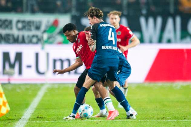 22.02.2025 - Fußball, 2024 2025, 2. Bundesliga, 21. Spieltag, Hannover 96 - SC Paderborn 07: (L-R) Jessic Ngankam (Hannover), Calvin Brackelmann (Paderborn) DFL REGULATIONS PROHIBIT ANY USE OF PHOTOGRAPHS AS IMAGE SEQUENCES AND OR QUASI-VIDEO. Hannover Niedersachsen Deutschland Heinz von Heiden Arena