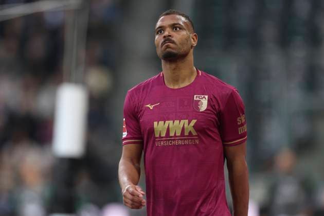 Steve Michel Mounie (FC Augsburg) schaut waehrend des Spiels der 1. Bundesliga zwischen Borussia Mönchengladbach und FC Augsburg, Stadion im Borussia-Park am 22. February 2025 in Mönchengladbach, Deutschland. (Foto von Oliver Kaelke DeFodi Images) +++ Steve Michel Mounie (FC Augsburg) looks on during the Bundesliga match between Borussia Mönchengladbach and FC Augsburg at Stadium in Borussia-Park on February 22, 2025 in Mönchengladbach, Germany. (Photo by Oliver Kaelke DeFodi Images) DFL regulations prohibit any use of photographs as image sequences and or quasi-video. (Photo by Oliver Kaelke DeFodi Images)
